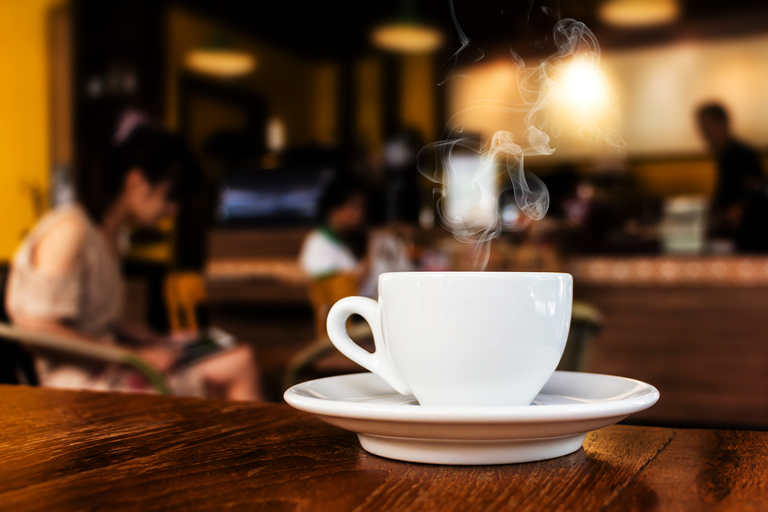カフェチェーンの店舗別サイトをこだわりのデザインで更新（飲食業）